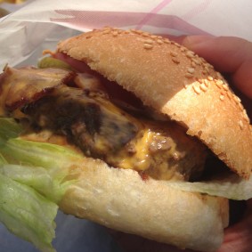 burgerite-aigu-pour-choisis-ton-resto-blog-restaurant-geneve-choisis-ton-resto-a-geneve-foodtruck-bugerqueens-burger