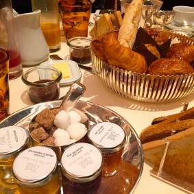 breakfast-time-the-dochester-london-londres-choisis-ton-resto-blog-restaiurants-suisse-uk-genève-londres
