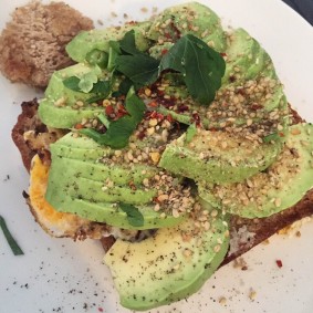 avocado-toast-au-banc-d'essai-choisis-ton-resto-bllog-restaurant-genève-suisse