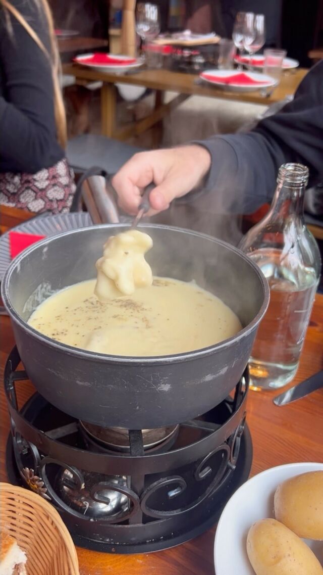 Chalet a fondue time chez @noel_au_jardin. Pour le midi il y a deux services 12h et 13h. Service Hyper sympa, vin chaud, soupette et moitié-moitié excellents! Seul remarque: c’est un peu « l’entassement » là dedans. On a du insister (assez lourdement) pour pouvoir se décaler du petit couple de touristes qu’ils avaient placé collé à nous alors même qu’il y avait largement de la place pour faire en sorte de les gens aient un peu d’intimité. Évidemment ce n’est pas possible en soirée car le chalet est absolument full chaque soir! Si vous voulez y aller à deux je vous conseille de le faire le midi plutôt.  Une heure suffit largement car le service est très efficace.
📍Jardin Anglais 

#christmas #fondue #fonduecheese #noël #noelaujardin #geneva #geneve #wintertime #christmastime #genevafood #genevafoodie #suisse #swissfoodblogger #foodblogger #foodblog #genevafoodblogger #weekend