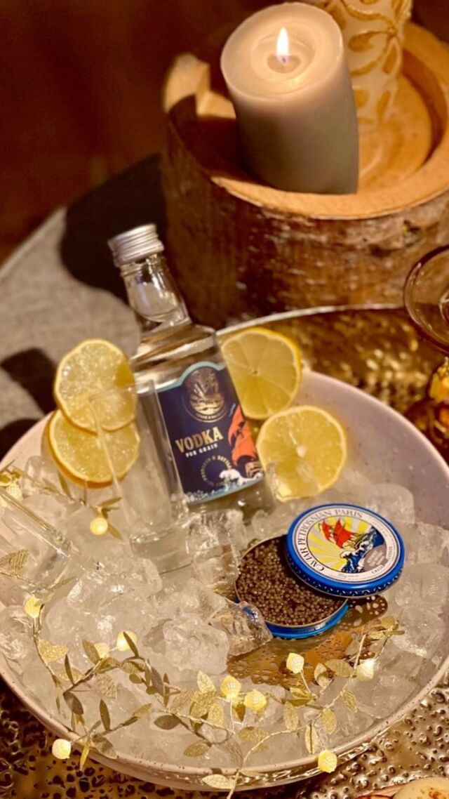 Christmas Time avec @petrossian.ch qui vient de devoiler un caviar inédit, le caviar Acipentris® . Ce caviar rare, dont les reflets gris translucides rappellent ceux du Beluga, présente une texture ferme roulante, puis fondante à la manière d’un Ossetra.
Le caviar Acipentris® provient d’un esturgeon baptisé Acipenser nudiventris élevé au sein de fermes situées sur les bords de la mer Caspienne et du lac de Mantasoa à Madagascar. 

#caviar #petrossian #geneve #geneva #food #wintertime #christmas #christmastime #genevafood #home #swissfood #swiss #luxuriouslifestyle #foodblogger