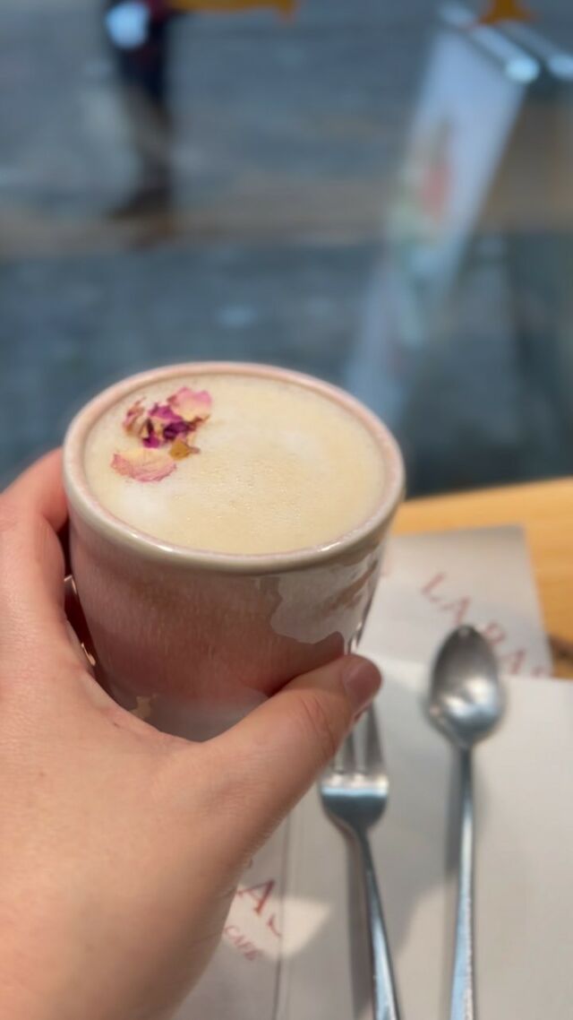 Petite pause gourmande au très joli @labastidecafe en vielle ville de Genève. La tarte pistache abricot etait delicieuse et le rose latte excellent.
📍Grande rue 8, 1204 Geneva 

#foodblog #foodblogger #suisse #swissgirl #switzerland #blog #switzerland #swissfood #swissblogger #geneva #geneve #discovery #myswitzerland #blog #food  #suisse #myswitzerland #food #foodblog #blog #coffee #coffeeshop #coffeeshop #pistachio #latte #foodstagram  #foodstories #christmas #christmastime #roselatte