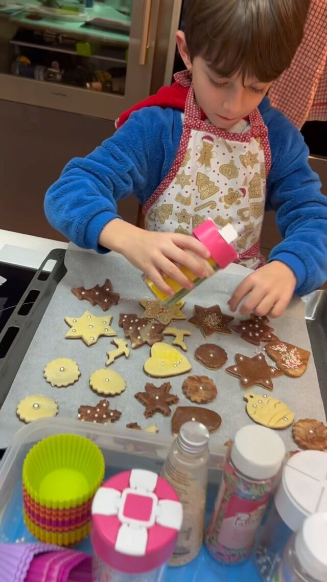 C’est l’heure des biscuits de Noël! On a tout donné avec Léon mais nos bonhommes en pain d’épices sont sortis du four en mode dodus…
C’est un de mes petits plaisirs de fin d’année de faire ca avec les garçons.

#homemade #gingerbread #cookies #pastry #christmaspastry #sablés #christmas #noël #christmastime #familyblogger #family #familytime #blog #foodblogger #foodblog #receipe #patisserie #gouter #geneve #geneva #genevafoodie