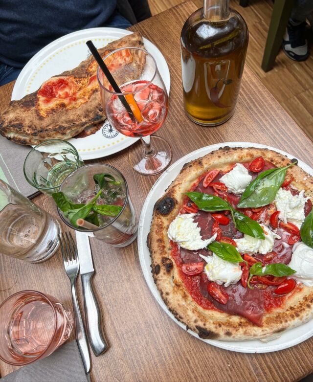 En vérité j’adôôôre @luigiarestaurant …je pourrais presque vivre ici dans mon restaurant chouchou de la rue Adrien Lachenal! Salvatore le manager actuel peut en témoigner, il m’a vu bien plus que de raison ces 9 dernières années…et je vous le donne dans le 1000, devinez quel est le restaurant favoris des monstroux? 🤣🧑🏻👦🏼. Depuis peu avec quelques influenceurs, j’ai le plaisir d’être ambassadrice Luigia…autant vous dire que je n’ai pas trop à me forcer pour venir me goinfrer par ici! 🫠🤣 #roulemapoule
📍24a Rue Adrien Lachenal 

#foodblog #genevafood #foodlover #pizza #italiansdoitbetter #geneve #geneva #Switzerland